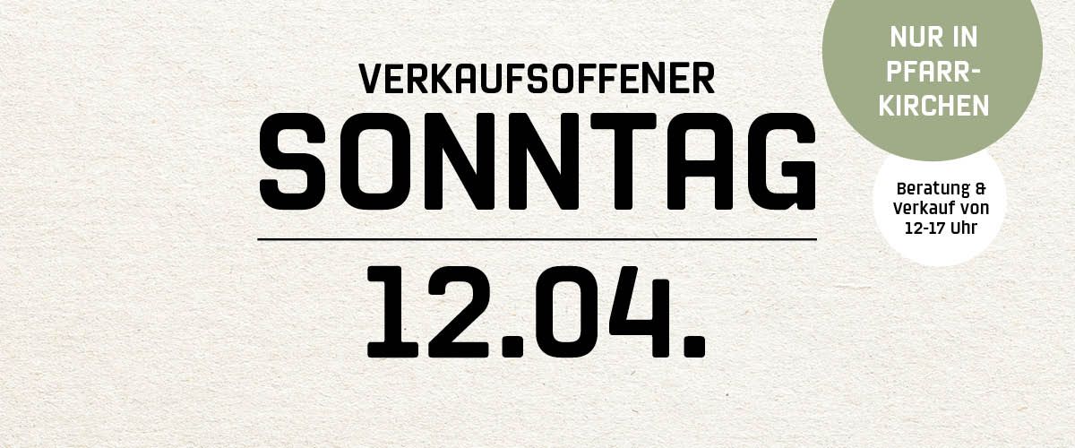 Eine Ausstellung von Fahrrädern auf einem Holzpodest in einem Geschäft mit dem Text 'VERKAUFSOFFENER SONNTAG' darüber, was auf einen verkaufsoffenen Sonntag hinweist.