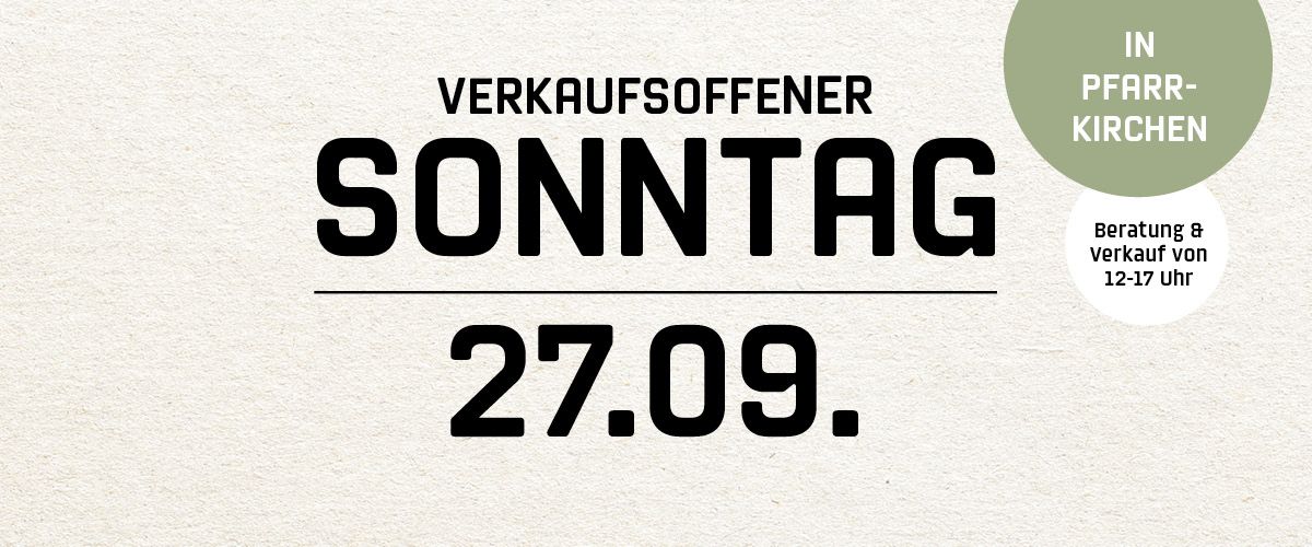 Eine Ausstellung von Fahrrädern auf einem Holzpodest in einem Geschäft mit dem Text 'VERKAUFSOFFENER SONNTAG' darüber, was auf einen verkaufsoffenen Sonntag hinweist.