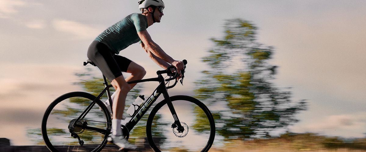 Ein Fahrradfahrer fährt auf einem E-Rennrad, der Hintergrund ist verschwommen.