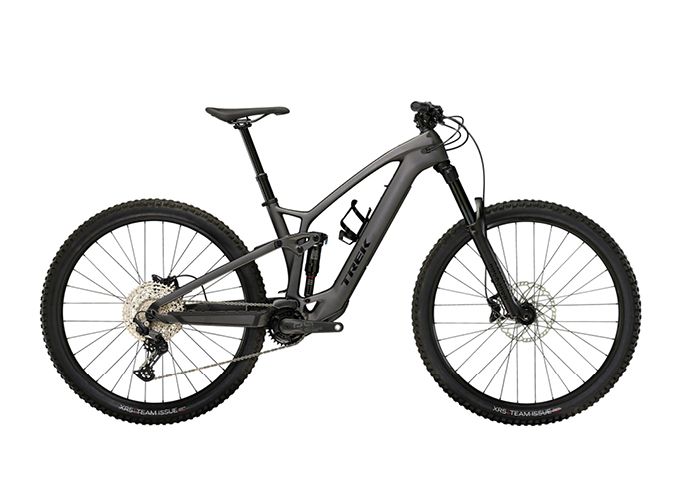 Ein E-Mountainbike in grau in der Seitenansicht