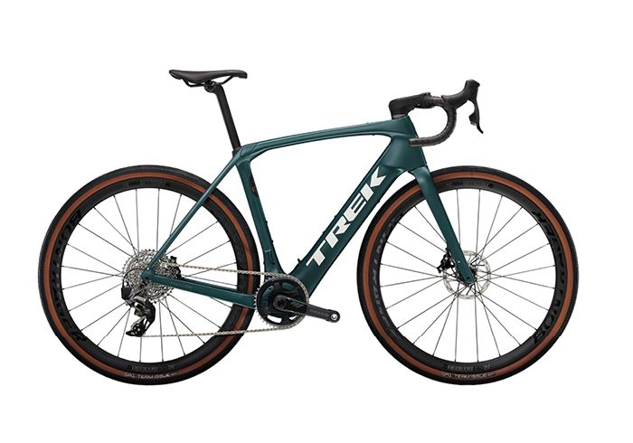 Ein E-Rennrad der Marke Trek in blau/grün in der Seitenansicht