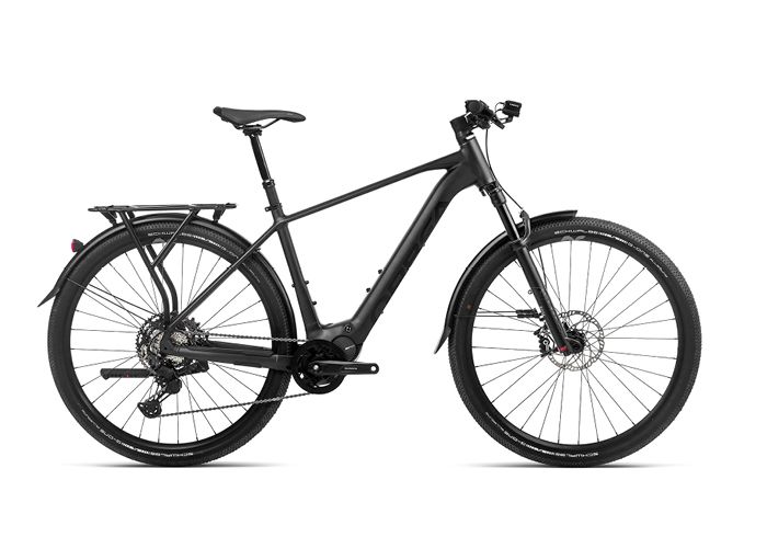 Ein E-Trekkingbike in schwarz in der Seitenansicht