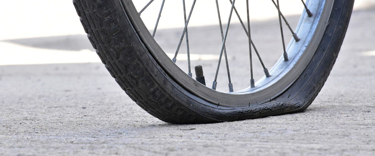 Fahrradreifen mit einem platten Reifen.