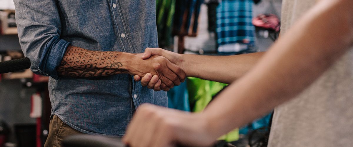 Personen die sich die Hände schütteln 